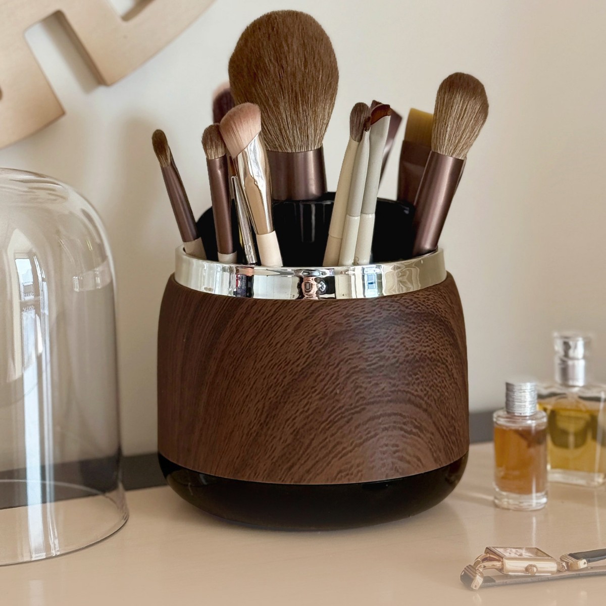 高級感のあるメイクブラシホルダー。卓上用で、防塵機能があり、 - Luxury Skincare And Makeup Brands のレビューと価格
